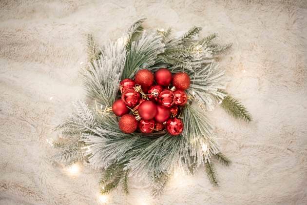 Red ornaments in the middle of a wreath and twinkle lights Napa, California, United States R_HOOX24120944-1596229-01 ,property released