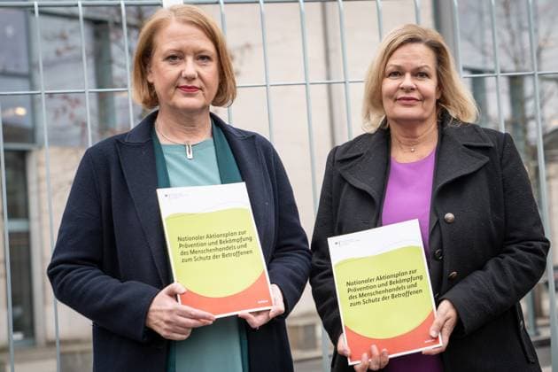News Themen der Woche KW50 News Bilder des Tages Pressestatement zum Thema Nationaler Aktionsplan Menschenhandel vor dem Bundeskanzleramt in Berlin Nancy Faeser, Bundesinnenministerin; mit Lisa Paus (links), Bundesfamilienministerin;Pressestatement zum Thema Nationaler Aktionsplan Menschenhandel vor dem Bundeskanzleramt in Berlin Nancy Faeser, Bundesinnenministerin, Berlin Berlin Deutschland Bundeskanzleramt *** Press statement on the National Action Plan on Human Trafficking at the Federal Chancellery in Berlin Nancy Faeser, Federal Minister of the Interior with Lisa Paus, left, Federal Minister for Family Affairs Press statement on the National Action Plan on Human Trafficking at the Federal Chancellery in Berlin Nancy Faeser, Federal Minister of the Interior, Berlin Berlin Germ