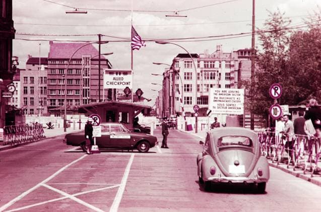Archivbilder der Woche KW50 Berlin GER, 20230101, Aufnahme Berlin, ca. 1969, Stadtansicht, Checkpoint Charlie *** Berlin GER, 20230101, photo Berlin, ca 1969, city view, Checkpoint Charlie