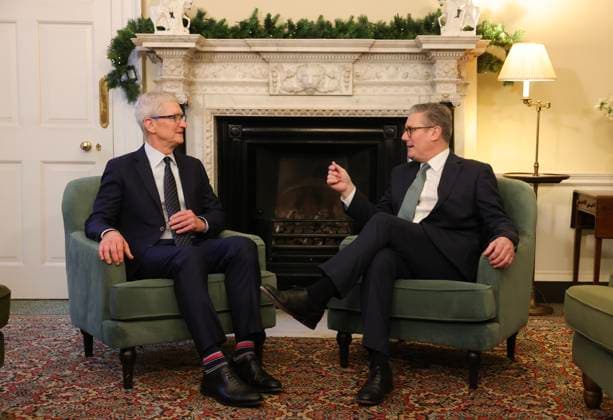 News Themen der Woche KW50 News Bilder des Tages Prime Minister Keir Starmer meets Apple CEO Tim Cook 11 12 2024. London, United Kingdom. Prime Minister Keir Starmer meets Apple Chief Executive Officer Tim Cook for a meeting in 10 Downing Street., Credit:Simon Dawson Avalon United Kingdom, Greater London, London, 10 Downing Street  Copyright: xSimonxDawsonx xAvalonx 0945570950