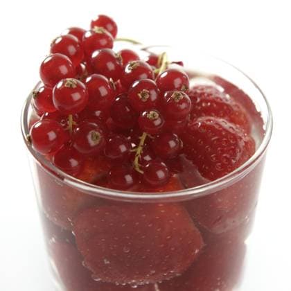 Glasbecher voll mit Erdbeeren und roten Johannisbeeren im Studio in weißem Hintergrund Glass cup full of strawberries and redcurrant at studio in white background Copyright: imageBROKER LUNAMARINA ibxtbb11872008.jpg