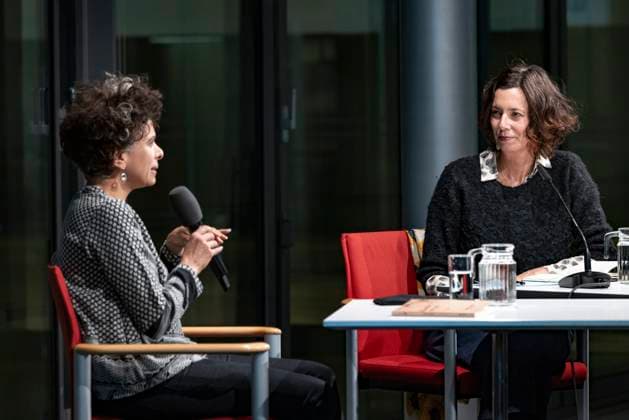 Entertainment Themen der Woche KW50 Entertainment Bilder des Tages Adania Shiblis Roman Eine Nebensache Akademie-Dialog: Lesung und Gespräch Adania Shibli und Eva Menasse Adania Shiblis Roman Eine Nebensache Begrüßung: Manos Tsangaris in der Akademie der Künste Berlin am 11.12.2024 Foto by gezett Gerald Zörner *** Adania Shiblis novel Eine Nebensache Academy Dialogue Reading and discussion Adania Shibli and Eva Menasse Adania Shiblis novel Eine Nebensache Welcoming Manos Tsangaris at the Akademie der Künste Berlin on 11 12 2024 Photo by gezett Gerald Zörner