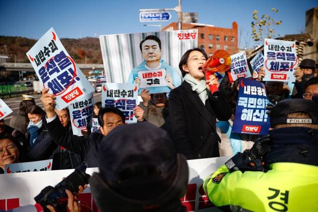 News Themen der Woche KW50 Political Turmoil Arises In South Korea Following President Yoon s Failed Attempt To Declare Martial Law Progressive Party Chairperson Kim Jae-yeon delivers a speech calling for the immediate arrest of President Yoon Suk-yeol. Alongside National Assembly Members Yoon Jong-oh and Jung Hye-kyung and about 30 other party members, a rally takes place near the presidential residence in Hannam-dong, Yongsan, Seoul, South Korea, on December 12, 2024, demanding the impeachment and urgent detention of President Yoon. The protesters claim that the President s morning address to the nation amounts to an admission of being the mastermind of a rebellion and insist on his immediate arrest. Police block the demonstrators from advancing within several hund  Copyright: xChrisxJungx originalFilename: jung-politica241212_npJwT.jpg