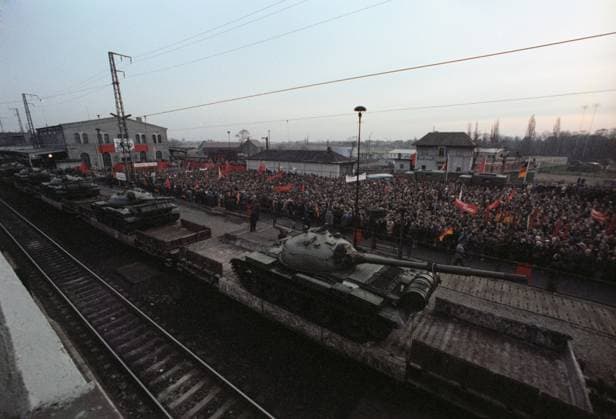 Archivbilder der Woche KW50 withdrawal of Soviet troops from GDR 1322865 05.12.1979 Withdrawal of Soviet troops from the territory of the German Democratic Republic. A rally in the town of Lutherstadt-Wittenberg as the first train with Soviet tanks left for Russia, December 5, 1979. Yuryi Abramochkin Sputnik Germany  Copyright: xYuryixAbramochkinx