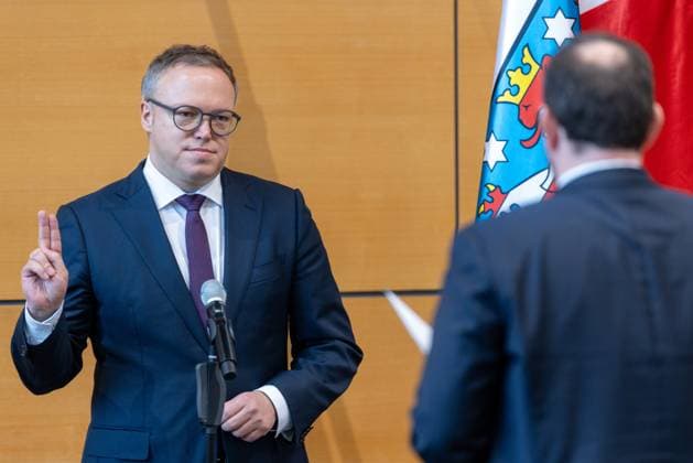 Wahl des Ministerpräsidenten im Thüringer Landtag Vereidigung von Mario Voigt (CDU), als Thüringer Ministerpräsident bei der Sitzung im Thüringer Landtag. Der Landtag will den Ministerpräsidenten des Freistaats ThuÌˆringen wählen und vereidigen. Der CDU-Politiker Voigt will neuer Regierungschef werden eine Brombeer-Koalition aus CDU, BSW und SPD anführen. Erfurt Thüringen DEUTSCHLAND *** Election of the Minister President in the Thuringian state parliament Swearing in of Mario Voigt CDU , as Thuringian Minister President at the session in the Thuringian state parliament The state parliament wants to elect and swear in the Minister President of the Free State of Thuringia The CDU politician Voigt wants to become the new head of gov