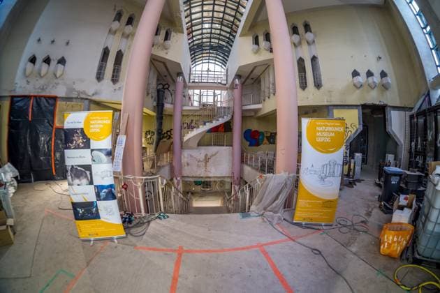 Besichtigung der Baustelle des neuen Naturkundemuseums Der Stadtrat hat in seiner Sitzung im November den Weg frei gemacht für den Bau des Naturkundemuseums im ehemaligen Bowlingtreff. Die erste Bauphase der Schadstoffsanierung und Teilentkernung läuft bereits und soll im I. Quartal 2025 abgeschlossen sein. Vor Ort werden in dem Rundgang nun die nächsten Schritte des Großvorhabens erläutert. Es führten: Prof. Ronny Maik Leder, Direktor des Naturkundemuseums Leipzig Marc Thielmann, Projektleiter im Amt für Gebäudemanagement Dr. Ansgar Scholz, Vertreter des Kulturamtes als Bauherrenamt Presseführung Baustelle Naturkundemuseum