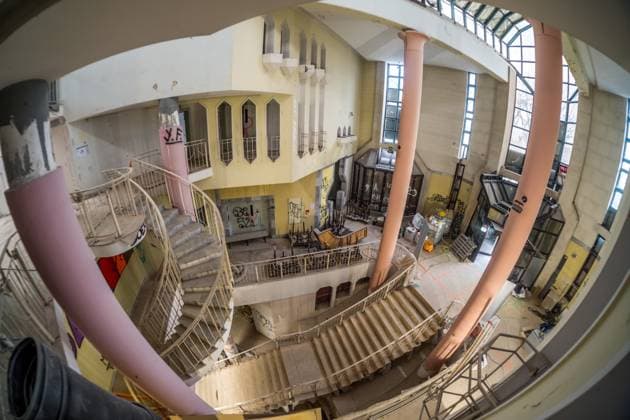 Besichtigung der Baustelle des neuen Naturkundemuseums Der Stadtrat hat in seiner Sitzung im November den Weg frei gemacht für den Bau des Naturkundemuseums im ehemaligen Bowlingtreff. Die erste Bauphase der Schadstoffsanierung und Teilentkernung läuft bereits und soll im I. Quartal 2025 abgeschlossen sein. Vor Ort werden in dem Rundgang nun die nächsten Schritte des Großvorhabens erläutert. Es führten: Prof. Ronny Maik Leder, Direktor des Naturkundemuseums Leipzig Marc Thielmann, Projektleiter im Amt für Gebäudemanagement Dr. Ansgar Scholz, Vertreter des Kulturamtes als Bauherrenamt Presseführung Baustelle Naturkundemuseum
