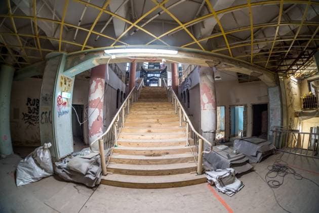 Besichtigung der Baustelle des neuen Naturkundemuseums Der Stadtrat hat in seiner Sitzung im November den Weg frei gemacht für den Bau des Naturkundemuseums im ehemaligen Bowlingtreff. Die erste Bauphase der Schadstoffsanierung und Teilentkernung läuft bereits und soll im I. Quartal 2025 abgeschlossen sein. Vor Ort werden in dem Rundgang nun die nächsten Schritte des Großvorhabens erläutert. Es führten: Prof. Ronny Maik Leder, Direktor des Naturkundemuseums Leipzig Marc Thielmann, Projektleiter im Amt für Gebäudemanagement Dr. Ansgar Scholz, Vertreter des Kulturamtes als Bauherrenamt Presseführung Baustelle Naturkundemuseum