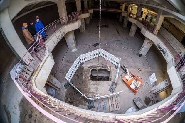Besichtigung der Baustelle des neuen Naturkundemuseums Der Stadtrat hat in seiner Sitzung im November den Weg frei gemacht für den Bau des Naturkundemuseums im ehemaligen Bowlingtreff. Die erste Bauphase der Schadstoffsanierung und Teilentkernung läuft bereits und soll im I. Quartal 2025 abgeschlossen sein. Vor Ort werden in dem Rundgang nun die nächsten Schritte des Großvorhabens erläutert. Es führten: Prof. Ronny Maik Leder, Direktor des Naturkundemuseums Leipzig Marc Thielmann, Projektleiter im Amt für Gebäudemanagement Dr. Ansgar Scholz, Vertreter des Kulturamtes als Bauherrenamt Presseführung Baustelle Naturkundemuseum