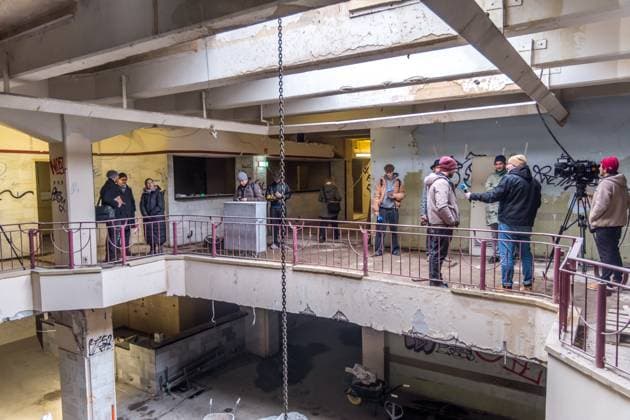 Besichtigung der Baustelle des neuen Naturkundemuseums Der Stadtrat hat in seiner Sitzung im November den Weg frei gemacht für den Bau des Naturkundemuseums im ehemaligen Bowlingtreff. Die erste Bauphase der Schadstoffsanierung und Teilentkernung läuft bereits und soll im I. Quartal 2025 abgeschlossen sein. Vor Ort werden in dem Rundgang nun die nächsten Schritte des Großvorhabens erläutert. Es führten: Prof. Ronny Maik Leder, Direktor des Naturkundemuseums Leipzig Marc Thielmann, Projektleiter im Amt für Gebäudemanagement Dr. Ansgar Scholz, Vertreter des Kulturamtes als Bauherrenamt Presseführung Baustelle Naturkundemuseum