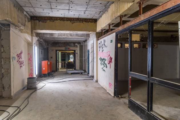Besichtigung der Baustelle des neuen Naturkundemuseums Der Stadtrat hat in seiner Sitzung im November den Weg frei gemacht für den Bau des Naturkundemuseums im ehemaligen Bowlingtreff. Die erste Bauphase der Schadstoffsanierung und Teilentkernung läuft bereits und soll im I. Quartal 2025 abgeschlossen sein. Vor Ort werden in dem Rundgang nun die nächsten Schritte des Großvorhabens erläutert. Es führten: Prof. Ronny Maik Leder, Direktor des Naturkundemuseums Leipzig Marc Thielmann, Projektleiter im Amt für Gebäudemanagement Dr. Ansgar Scholz, Vertreter des Kulturamtes als Bauherrenamt Presseführung Baustelle Naturkundemuseum