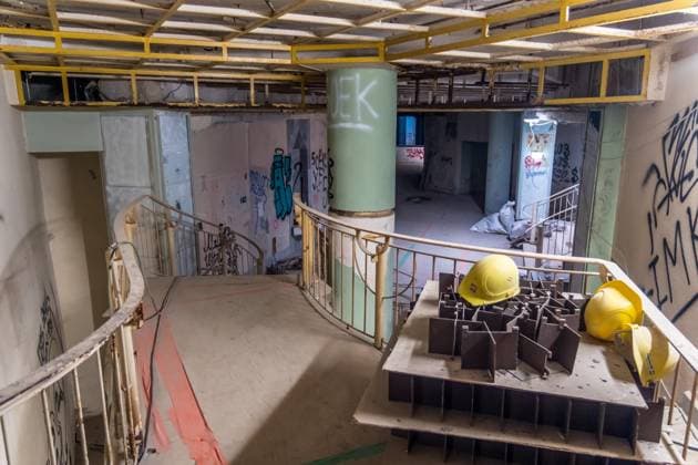 Besichtigung der Baustelle des neuen Naturkundemuseums Der Stadtrat hat in seiner Sitzung im November den Weg frei gemacht für den Bau des Naturkundemuseums im ehemaligen Bowlingtreff. Die erste Bauphase der Schadstoffsanierung und Teilentkernung läuft bereits und soll im I. Quartal 2025 abgeschlossen sein. Vor Ort werden in dem Rundgang nun die nächsten Schritte des Großvorhabens erläutert. Es führten: Prof. Ronny Maik Leder, Direktor des Naturkundemuseums Leipzig Marc Thielmann, Projektleiter im Amt für Gebäudemanagement Dr. Ansgar Scholz, Vertreter des Kulturamtes als Bauherrenamt Presseführung Baustelle Naturkundemuseum