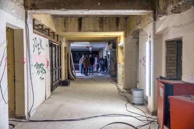 Besichtigung der Baustelle des neuen Naturkundemuseums Der Stadtrat hat in seiner Sitzung im November den Weg frei gemacht für den Bau des Naturkundemuseums im ehemaligen Bowlingtreff. Die erste Bauphase der Schadstoffsanierung und Teilentkernung läuft bereits und soll im I. Quartal 2025 abgeschlossen sein. Vor Ort werden in dem Rundgang nun die nächsten Schritte des Großvorhabens erläutert. Es führten: Prof. Ronny Maik Leder, Direktor des Naturkundemuseums Leipzig Marc Thielmann, Projektleiter im Amt für Gebäudemanagement Dr. Ansgar Scholz, Vertreter des Kulturamtes als Bauherrenamt Presseführung Baustelle Naturkundemuseum