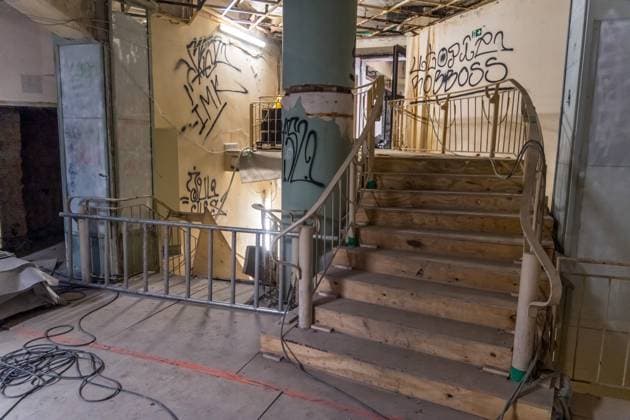 Besichtigung der Baustelle des neuen Naturkundemuseums Der Stadtrat hat in seiner Sitzung im November den Weg frei gemacht für den Bau des Naturkundemuseums im ehemaligen Bowlingtreff. Die erste Bauphase der Schadstoffsanierung und Teilentkernung läuft bereits und soll im I. Quartal 2025 abgeschlossen sein. Vor Ort werden in dem Rundgang nun die nächsten Schritte des Großvorhabens erläutert. Es führten: Prof. Ronny Maik Leder, Direktor des Naturkundemuseums Leipzig Marc Thielmann, Projektleiter im Amt für Gebäudemanagement Dr. Ansgar Scholz, Vertreter des Kulturamtes als Bauherrenamt Presseführung Baustelle Naturkundemuseum