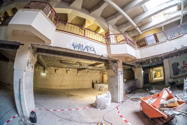 Besichtigung der Baustelle des neuen Naturkundemuseums Der Stadtrat hat in seiner Sitzung im November den Weg frei gemacht für den Bau des Naturkundemuseums im ehemaligen Bowlingtreff. Die erste Bauphase der Schadstoffsanierung und Teilentkernung läuft bereits und soll im I. Quartal 2025 abgeschlossen sein. Vor Ort werden in dem Rundgang nun die nächsten Schritte des Großvorhabens erläutert. Es führten: Prof. Ronny Maik Leder, Direktor des Naturkundemuseums Leipzig Marc Thielmann, Projektleiter im Amt für Gebäudemanagement Dr. Ansgar Scholz, Vertreter des Kulturamtes als Bauherrenamt Presseführung Baustelle Naturkundemuseum