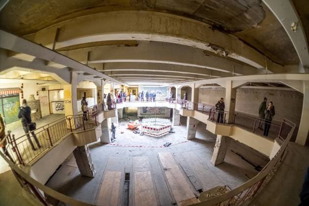 Besichtigung der Baustelle des neuen Naturkundemuseums Der Stadtrat hat in seiner Sitzung im November den Weg frei gemacht für den Bau des Naturkundemuseums im ehemaligen Bowlingtreff. Die erste Bauphase der Schadstoffsanierung und Teilentkernung läuft bereits und soll im I. Quartal 2025 abgeschlossen sein. Vor Ort werden in dem Rundgang nun die nächsten Schritte des Großvorhabens erläutert. Es führten: Prof. Ronny Maik Leder, Direktor des Naturkundemuseums Leipzig Marc Thielmann, Projektleiter im Amt für Gebäudemanagement Dr. Ansgar Scholz, Vertreter des Kulturamtes als Bauherrenamt Presseführung Baustelle Naturkundemuseum