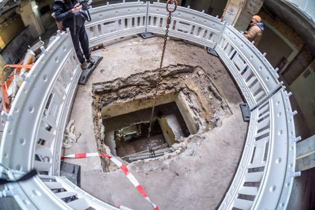 Besichtigung der Baustelle des neuen Naturkundemuseums Der Stadtrat hat in seiner Sitzung im November den Weg frei gemacht für den Bau des Naturkundemuseums im ehemaligen Bowlingtreff. Die erste Bauphase der Schadstoffsanierung und Teilentkernung läuft bereits und soll im I. Quartal 2025 abgeschlossen sein. Vor Ort werden in dem Rundgang nun die nächsten Schritte des Großvorhabens erläutert. Es führten: Prof. Ronny Maik Leder, Direktor des Naturkundemuseums Leipzig Marc Thielmann, Projektleiter im Amt für Gebäudemanagement Dr. Ansgar Scholz, Vertreter des Kulturamtes als Bauherrenamt Presseführung Baustelle Naturkundemuseum