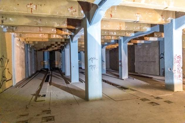 Besichtigung der Baustelle des neuen Naturkundemuseums Der Stadtrat hat in seiner Sitzung im November den Weg frei gemacht für den Bau des Naturkundemuseums im ehemaligen Bowlingtreff. Die erste Bauphase der Schadstoffsanierung und Teilentkernung läuft bereits und soll im I. Quartal 2025 abgeschlossen sein. Vor Ort werden in dem Rundgang nun die nächsten Schritte des Großvorhabens erläutert. Es führten: Prof. Ronny Maik Leder, Direktor des Naturkundemuseums Leipzig Marc Thielmann, Projektleiter im Amt für Gebäudemanagement Dr. Ansgar Scholz, Vertreter des Kulturamtes als Bauherrenamt Presseführung Baustelle Naturkundemuseum