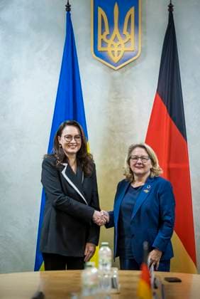 News Themen der Woche KW50 Svenja Schulze (SPD), Bundesministerin fuer wirtschaftliche Zusammenarbeit und Entwicklung, aufgenommen im Rahmen ihrer Reise in die Ukraine. Hier ein Treffen mit der ersten stellvertretenden Premierministerin und Wirtschaftsministerin Julia Svyrydenko. Fotografiert im Auftrag des Bundesentwicklungsministeriums Kiew Ukraine *** Svenja Schulze SPD , Federal Minister for Economic Cooperation and Development, photographed during her trip to Ukraine Here a meeting with the First Deputy Prime Minister and Minister of Economy Julia Svyrydenko Photographed on behalf of the Federal Ministry for Economic Cooperation and Development Kiev Ukraine Copyright: xThomasxKoehler BMZx