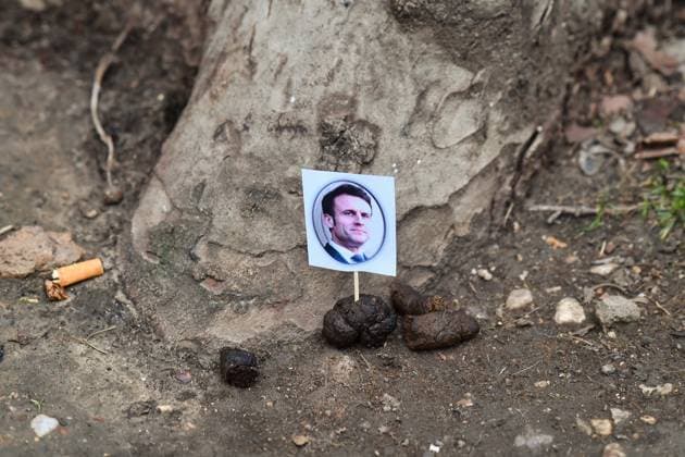 News: Bilder des Jahres 2024, News 12 Dezember News Themen der Woche KW50 - Demonstration on December 12, 2024 in Paris. - 12 12 2024 - France Ile-de-France (region) Paris - Portrait of Macron on a turd. Thousands of people marched against the dismantling of FRET as well as for employees and Industry at the call of the CGT, Solidaires, Sud Rails and FSU unions, in Paris, on December 12, 2024.  JulienxMattiax xLexPictorium LePictorium_0300565