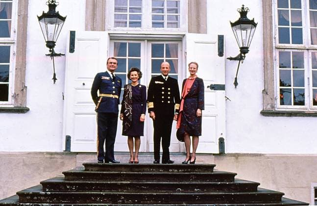 Archivbilder der Woche KW50 Fredensborg Denmark 28 October 1991 file images - King of norway harald and queen soja of norway on states visit to Denmark and here in photos ueen margrethe II of denmark and prince henrik of denmark welcome king and queen on their summer residence Fredensborh north nzealand Denmark. ( Photo.Francis Joseph Dean Dean Pictures) (Not for commercial use)