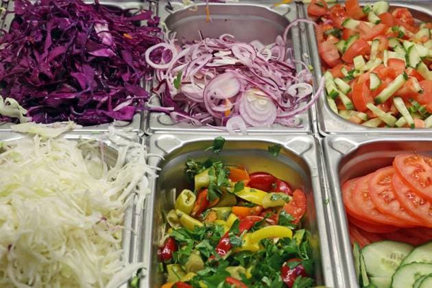 IMAGO Creative, Food, Fast Food, Döner Döner als bekannteste Türkische Mahlzeit Eine Fülle verschiedener Gemüsesorten und Soße für die Zubereitung eines Döner-Kebab *** Döner as the best-known Turkish meal An abundance of different vegetables and sauces for preparing a döner kebab