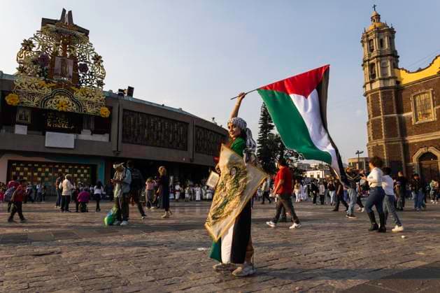 December 12, 2024: Mexico City, Mexico. A woman waves the Palestinian flag and shows an image of the Virgin of Guadalupe in the capital s basilica. - ZUMAl178 20241212_znp_l178_033 Copyright: xCristianxLeyvax