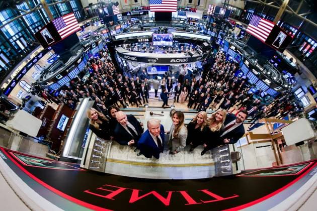 News: Bilder des Jahres 2024, News 12 Dezember News Themen der Woche KW50 News Bilder des Tages USA, Donald Trump läutet die Eröffnungsglocke der New York Stock Exchange (241212) -- NEW YORK, Dec. 12, 2024 -- Donald Trump (C, Front) attends the opening bell ceremony at the New York Stock Exchange in New York, the United States, on Dec. 12, 2024. U.S. President-elect Donald Trump rang the opening bell at the New York Stock Exchange (NYSE) on Thursday, marking a symbolic gesture to the financial community as he prepares to assume office. ( Handout via Xinhua) U.S.-NEW YORK-NYSE-TRUMP-OPENING BELL NYSExGroup 