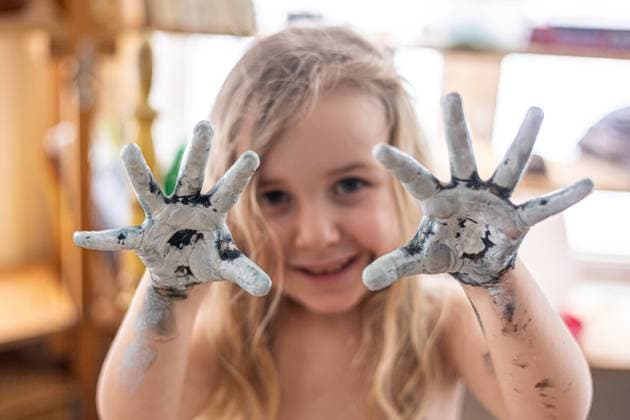 Creative Highlights Symbolfotos Kleiner Junge zeigt seine bemalten Hände, nachdem er sich mit Kunst und Handwerk vergnügt hat Smiling blonde boy showing her painted hands after enjoying creative playtime with paint. Selective focus ,model released, Symbolfoto Copyright: xZoonar.com EmmanuelxLavignex 22338925 ,model released, Symbolfoto ,property released