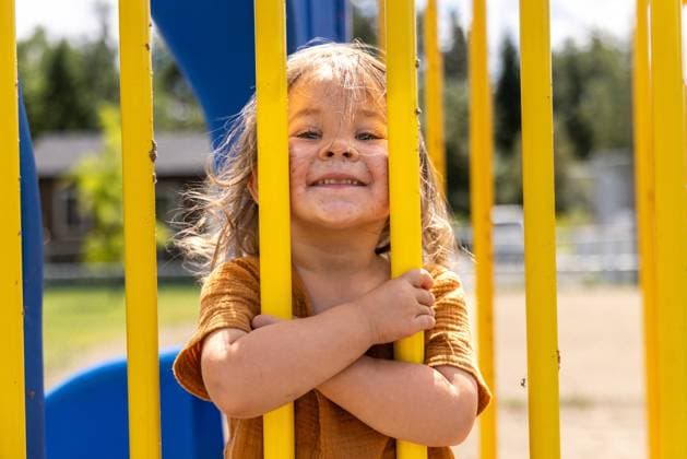 Creative Highlights Symbolfotos Kleines Mädchen lächelt und spielt auf Spielplatzgeräten Young girl happily playing on a colorful playground on a sunny day, full of energy and joy. Selective focus ,model released, Symbolfoto Copyright: xZoonar.com EmmanuelxLavignexxCamillexPasquetx 22339547 ,model released, Symbolfoto ,property released