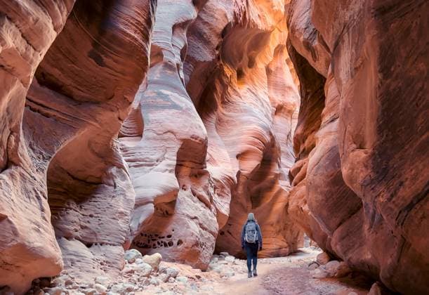 Creative Highlights Symbolfotos Frau wandert durch den gewaltigen und atemberaubenden Buckskin Gulch Slot Canyon - USA A female hiker walks through the majestic Buckskin Gulch, a deep and narrow slot canyon on the Arizona, Utah border. The towering sandstone walls, sculpted by erosion, create a sense of awe - USA ,model released, Symbolfoto Copyright: xZoonar.com MadeleinexDeatonx 22339375 ,model released, Symbolfoto ,property released