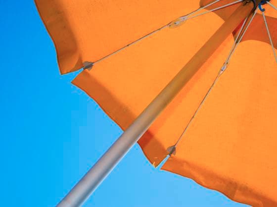 sunshade slanting Teilansicht eines orange-farbenen Sonnenschirms von unten in Schrägansicht vor blauen Himmel ,model released, Symbolfoto Copyright: xZoonar.com AndyxNowackx 4913239 ,model released, Symbolfoto ,property released