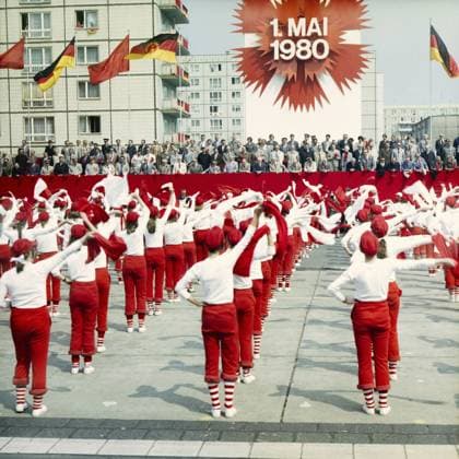 Archivbilder der Woche KW50 198005010100, Ost-Berlin, 01.05.1980, Karl-Marx-Allee, Sportlerinnen mit Tüchern bei einer Vorführung vor der Ehrentribühne bei der Demonstration zum 1.Mai Ost-Berlin, DDR GDR 198005010100, East Berlin, 01.05.1980, Karl-Marx-Allee, sportswomen with scarves during a demonstration in front of the honour stage at the May Day demonstration East Berlin, GDR GDR Copyright: imageBROKER CarstenxMilbret iblcmi11901157.jpg