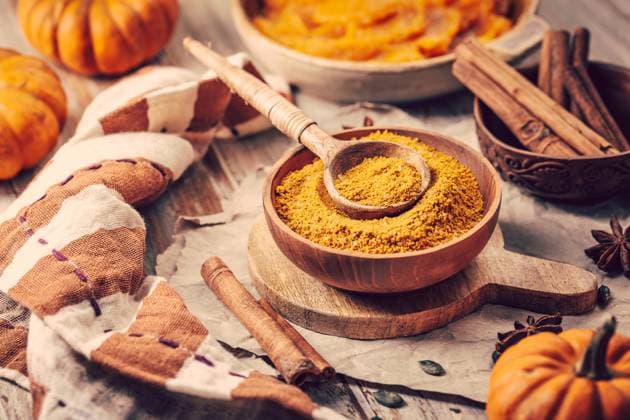 Kürbisgewürzmischung mit Kürbispüree Pumpkin seasoning mix with pumpkin puree, organic mixed spices on kitchen table Copyright: xZoonar.com IngridxBalabanovax 22355815