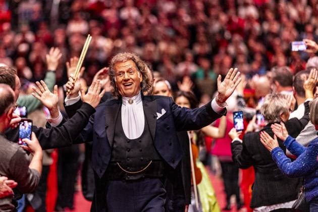 Bilder des Jahres 2024, Entertainment 12 Dezember Entertainment Themen der Woche KW50 Entertainment Bilder des Tages MAASTRICHT - Violinist and orchestra leader Andre Rieu during the first of his six Christmas concerts at the MECC. Rieu will be joined by his Johann Strauss Orchestra, soloists, dancers and ice skaters. ANP MARCEL VAN HOORN netherlands out - belgium out  Copyright: xx x515625398x originalFilename: 515625398.jpg
