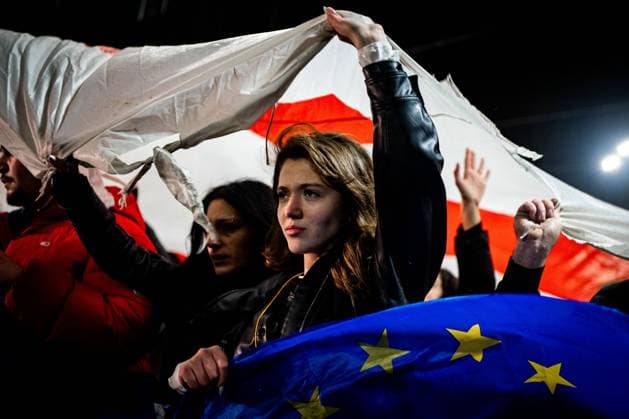 News: Bilder des Jahres 2024, News 12 Dezember News Themen der Woche KW50 News Bilder des Tages Manifestation de lopposition pro européenne à Tbilissi le 13 décembre 2024 Nicolas Liponne MAXPPP Tbilissi 13 12 2024 Manifestation pro européenne à Tbilissi le 13 décembre 2024, à la veille du vote pour lélection présidentielle Pro Europe activists have been mobilized since the postponement of EU membership by the ruling Georgian Dream party and accusations of rigging in the October 26 parliamentary elections Tbilisi on December 13, 2024, on the eve of the presidential election vote Pro Europe activists have been mobilized since the postponement of EU membership by the ruling Georgian Dream party and accusations of rigging in the October 26 parliamentary elections Tbilissi Tbilissi GEORGIE  Copyright: xMAXPPPxNicolasxLiponnex NLP202412135315 NLP202412135315
