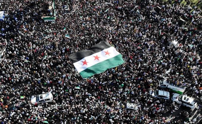 News Themen der Woche KW50 News Bilder des Tages People gather the mosque and its surroundings with Syrian revolution flag and chant slogans calling for the country s freedom and a new Syria after performing the first Friday prayer at the Umayyad Mosque following the collapse of the 61-year-long Baath regime in Syria and the end of the Assad family s rule in Damascus, Syria, on December 13, 2024.  SYR2024121315 OMARxHAJxKADOUR