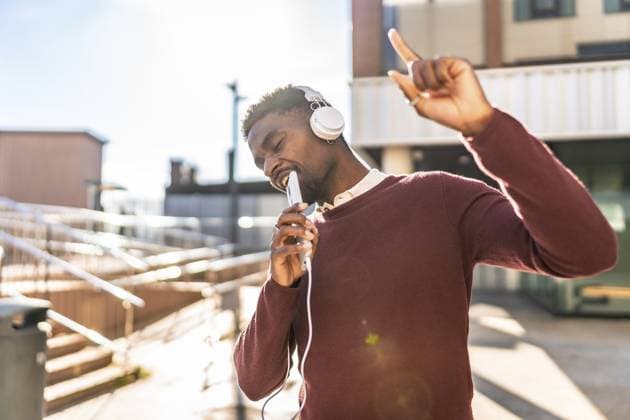 Afrikanischer Mann tanzt und hört Musik mit Kopfhörern in der Stadt an einem sonnigen Herbsttag African man dancing listening to music with headphones in the city in a sunny day of autumn Copyright: imageBROKER UnaixHuizi ibxuhu11927472.jpg ,model released, Symbolfoto ,property released