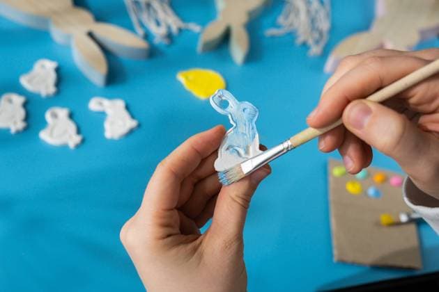 Meisterklasse der Färbung Kinder Luft trocknen Ton Aktivität Bastelidee. DIY-Prozess Schritt für Schritt Anleitung. Vorbereitungen für die Osterferien Dekoration. Modernes organisches Design minimalistisch plastikfrei nachhaltig Master class of coloring Children air dry clay activity handicraft idea. DIY process step by step instruction. Preparing for Easter holiday decorating. Modern organic design minimalistic plastic free sustainable decor Copyright: xZoonar.com AnastasiiaxYanishevskax 22355586