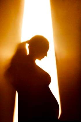 Creative Highlights Symbolfotos Die Silhouette einer schwangeren Frau im Sonnenlicht. Ein schöner Schatten von einer Dame, die ein Kind erwartet Die Silhouette einer schwangeren Frau im Sonnenlicht. Ein schöner Schatten von einer Dame, die ein Kind erwartet ,model released, Symbolfoto Copyright: xZoonar.com DashaxPetrenkox 22372052 ,model released, Symbolfoto ,property released