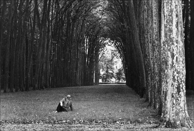 Archivbilder der Woche KW50 Man alone in the castle Man alone in the castle park. Versailles (Yvelines), 1958. Photograph by Janine Niepce (1921-2007). !!! SPECIAL PRICE!!! !!! SPECIALE PRIJS !!! !!! PRIX SPECIAL !!! IMAGES USERS WITH CONTRACT PAY FOR THIS IMAGE 75 EURO. USERS WITHOUT CONTRACT PAY THE USUAL SABAM PRICE ACCORDING TO THEIR CATEGORY !! BEELDGEBRUIKERS MET KONTRAKT BETALEN VOOR DIT BEELD 75 EURO. BEELDGEBRUIKERS ZONDER KONTRAKT BETALEN HET GEBRUIKELIJKE SABAM-TARIEF VAN HUN CATEGORIE !! LES UTILISATEURS D IMAGES AVEC CONTRAT PAIENT POUR CETTE IMAGE 75 EURO. LES UTILISATEURS D IMAGES SANS CONTRAT PAIENT LE TARIF SABAM USUEL DE LEUR CATEGORIE !! VERSAILLES YVELINES ILE-DE-FRANCE FRANCE  Copyright: xJaninexNiepcex