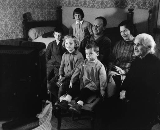 Archivbilder der Woche KW50 The first television. Burgundy (France), The first television. Burgundy (France), 1963. Photograph by Janine Niepce (1921-2007). DOUBLE FEES APPLY !!! SPECIAL PRICE!!! !!! SPECIALE PRIJS !!! !!! PRIX SPECIAL !!! IMAGES USERS WITH CONTRACT PAY FOR THIS IMAGE 75 EURO. USERS WITHOUT CONTRACT PAY THE USUAL SABAM PRICE ACCORDING TO THEIR CATEGORY !! BEELDGEBRUIKERS MET KONTRAKT BETALEN VOOR DIT BEELD 75 EURO. BEELDGEBRUIKERS ZONDER KONTRAKT BETALEN HET GEBRUIKELIJKE SABAM-TARIEF VAN HUN CATEGORIE !! LES UTILISATEURS D IMAGES AVEC CONTRAT PAIENT POUR CETTE IMAGE 75 EURO. LES UTILISATEURS D IMAGES SANS CONTRAT PAIENT LE TARIF SABAM USUEL DE LEUR CATEGORIE !! BURGUNDY FRANCE  Copyright: xJaninexNiepcex