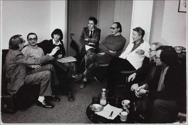 Jean-Paul Sartre (1905-1980) and Simone Jean-Paul Sartre (1905-1980) and Simone de Beauvoir (1908-1986), French writers, during a meeting about the review Les Temps modernes in their apartment. From left to right: Mr Goy, François George, Claire Etcherelli, Pierre Victor, Simone de Beauvoir, Jean-Paul Sartre and Jean Pouillon. Paris, November 1977. Photograph by Janine Niepce (1921-2007). !!! SPECIAL PRICE!!! !!! SPECIALE PRIJS !!! !!! PRIX SPECIAL !!! IMAGES USERS WITH CONTRACT PAY FOR THIS IMAGE 75 EURO. USERS WITHOUT CONTRACT PAY THE USUAL SABAM PRICE ACCORDING TO THEIR CATEGORY !! BEELDGEBRUIKERS MET KONTRAKT BETALEN VOOR DIT BEELD 75 EURO. BEELDGEBRUIKERS ZONDER KONTRAKT BETALEN HET GEBRUIKELIJKE SABAM-TARIEF VAN HUN CATEGORIE !!  Copyright: xJaninexNiepcex