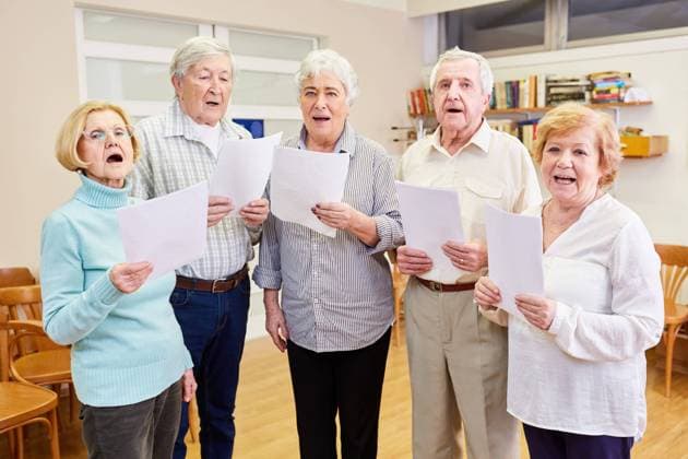 Senioren vom Seniorenchor singen bei Chorprobe im Altersheim zusammen ,model released, Symbolfoto ,property released  Copyright: xZoonar.com RobertxKneschkex 15384484 ,model released, Symbolfoto ,property released