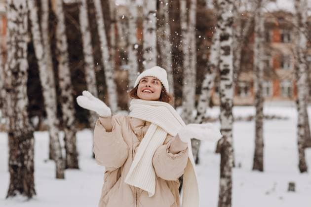 Creative Highlights Symbolfotos Happy lächelnd junge Frau Porträt gekleidet Mantel Schal Hut und Fäustlinge genießt Winterwetter im verschneiten Winterpark. Happy lächelnd junge Frau Porträt gekleidet Mantel Schal Hut und Fäustlinge genießt Winterwetter im verschneiten Winterpark. ,model released, Symbolfoto Copyright: xZoonar.com MaksimxChernyshevx 22373121 ,model released, Symbolfoto ,property released