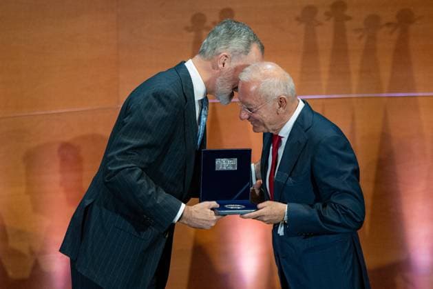 Mango owner Isak Andic dies at 71 in a mountain accident FILE Photo King Felipe VI presents the 8th Kingdom of Spain Iese Business Career Achievement Award to the president and founder of Mango, Isak Andic, at IESE Business School Barcelona Campus Norte on March 18, 2024, in Barcelona, Catalonia, Spain, at the IESE Business School Barcelona North Campus, on March 18, 2024, in Barcelona, Catalonia Spain King Felipe VI presented the eighth edition of the Kingdom of Spain Business Career Achievement Award to Isak Andic, co-founder and chairman of Mango, After almost four decades, he has managed to turn Mango into one of Spains most important multinationals in the fashion sector Mango currently has more than 2,560 stores in 115 countries and m  Copyright: xLorenaxSopÃªnax 6406550