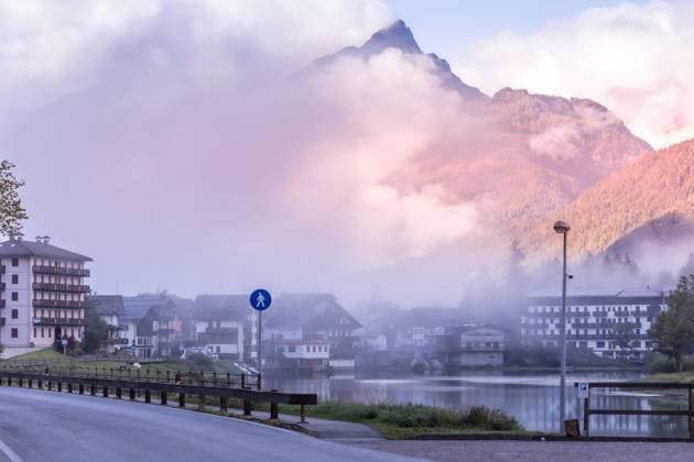 Alleghe, Venetien, Italien Häuser und See, Nebel Alleghe, Venetien, Italien Häuser und See, Nebel Copyright: xZoonar.com NataliyaxNazarovax 22394159