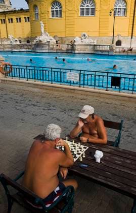 Hungary, Budapest, Pest, Bathers playing chess in summer at Szechenyi thermal baths, largest in Europe. Budapest Hungary EDITORIAL USE ONLY Copyright: x xJohnxDakersx xEyexUbiquitousx JohnxDakersx euphotos035520