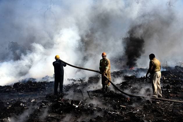 News: Bilder des Jahres 2024, News 12 Dezember News Themen der Woche KW50 News Bilder des Tages GHAZIABAD, INDIA - DECEMBER 14: A massive fire broke out in the slum area of Kanawani under the Indirapuram police station, on December 14, 2024 in Ghaziabad, India. Thick clouds of smoke billowing from the site are visible from afar. The small gas cylinders stored in the slums also exploded, further fueling the flames. Three fire tenders were deployed and are actively working to control the fire. (Photo by Sakib Ali Hindustan Times ) Massive Fire Breaks Out In Ghaziabad?s Slum, Operations Underway