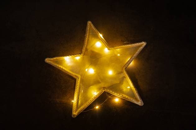 Weihnachtsstern Eisstiele handgemacht Storytelling erstellen Handwerk Weihnachtsferien Dekoration. Taktile Aktivität zum Anfassen. Meisterklasse Fortschritt der kreativen selbstgemachten Geschenke. Saisonale häusliche Leben Mikro Moment Hobby Christmas star ice cream sticks handmade Storytelling creating craft Christmas holiday decoration. Tactile hand-on activity. Master class progress of creative me-made gifts. Seasonal domestic life micro moment hobby. Sustainable living Copyright: xZoonar.com AnastasiiaxYanishevskax 22397219